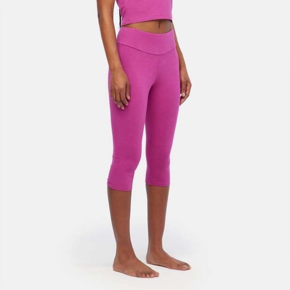 LACAUSA x Anthropologie Astral Capri Leggings in Dragonfruit - Picture 3 of 5